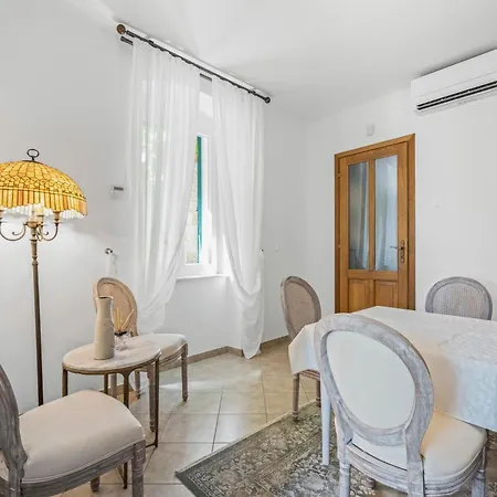 Boutique Anna Varos Vila *