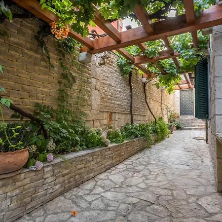 Boutique Anna Varos *