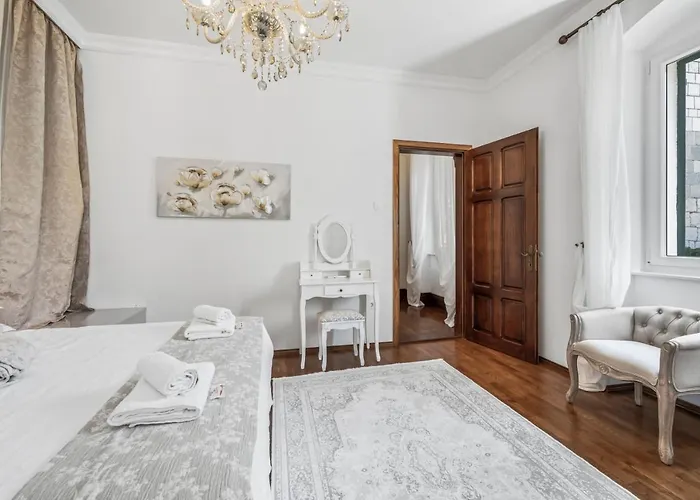 Boutique Anna Varos Willa *