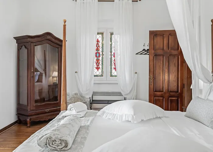 Boutique Anna Varos Villa