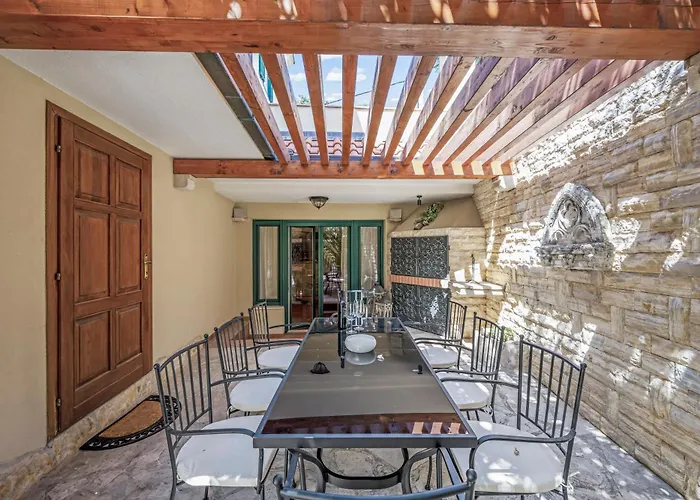 Boutique Anna Varos Villa