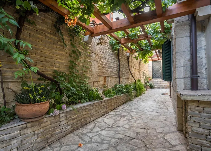 Boutique Anna Varos *