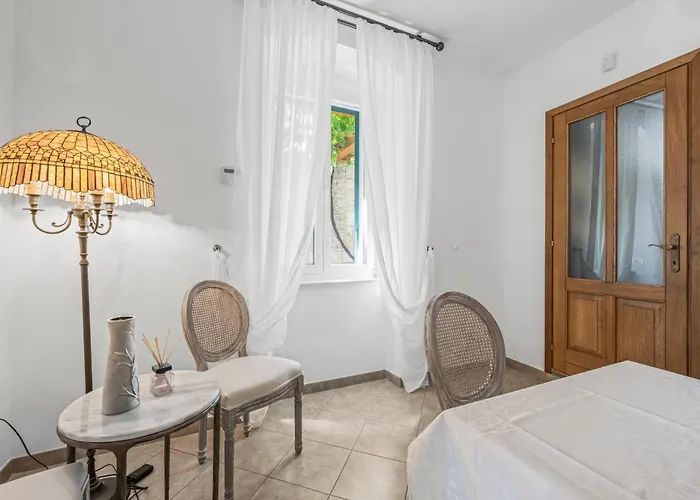 Boutique Anna Varos Willa